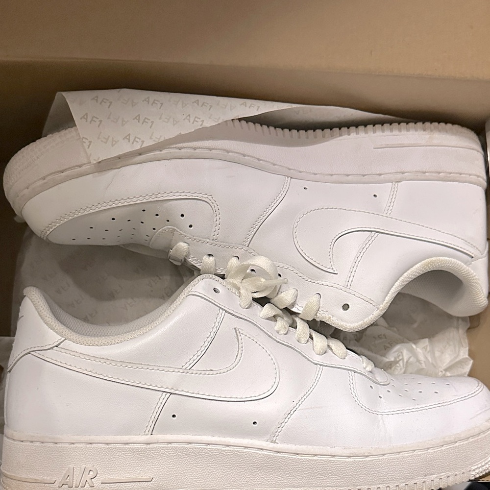Nike AF1 White Low Classic Sneakers | 12M = 13.5W | Preowned Leather Air Forces - Picture 2 of 15